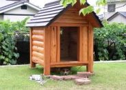 ログタイプで個性的な犬小屋を製作。キット材塗装品。